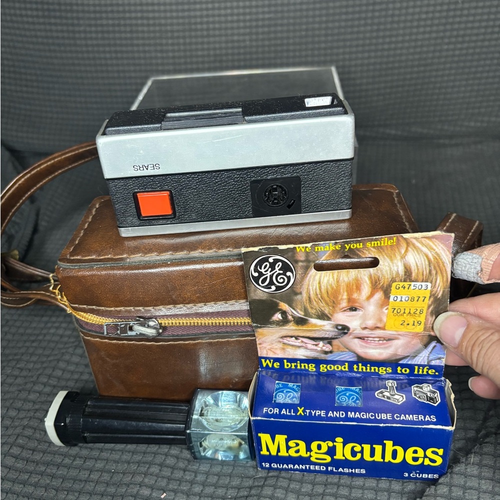 Sears Vintage Easi-Load 101 Camera with Flash and New Magicubes & Case